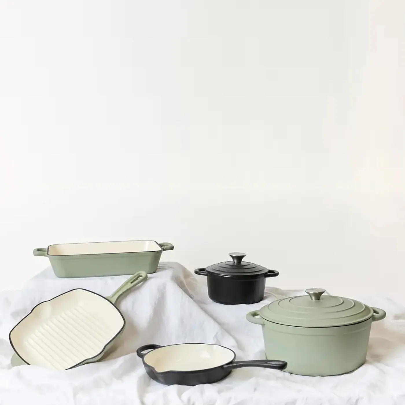 George Collective - Cast Iron Round Casserole 28cm - Matte Sage/Silver Lid - Image 3